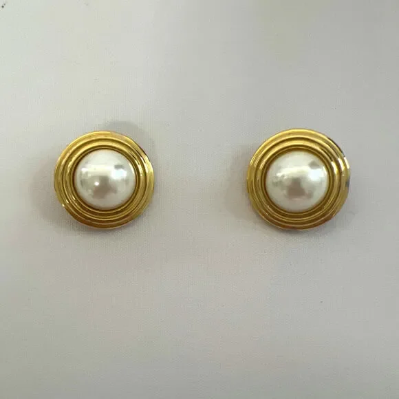 VTG Carolee Large Gold Tone Faux Mabe Pearl Button Clip On Earrings - Picture 4 of 5